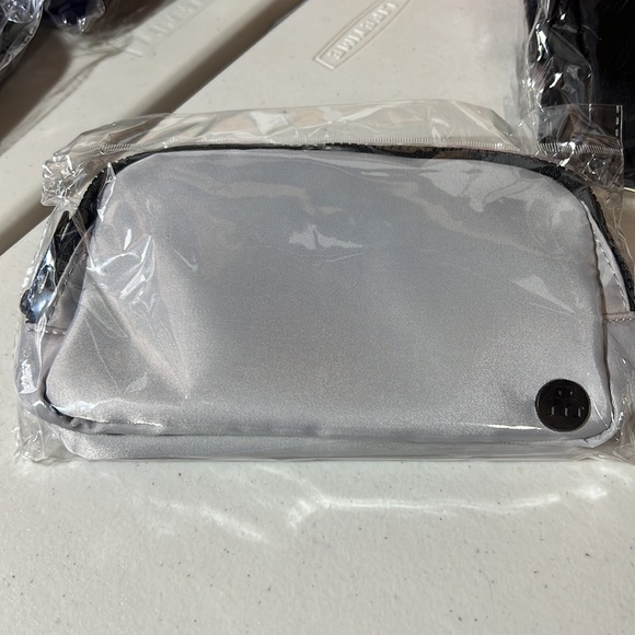 NAVY Lux-Lux Belt Sling Crossbody Bags Fanny Pack Travel Gift Giving NWT - Picture 7 of 14